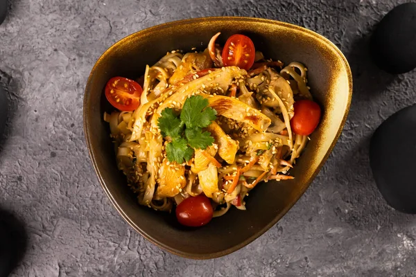Udon Sofríe Fideos Con Pollo Verduras Concepto Cocina Asiática — Foto de Stock