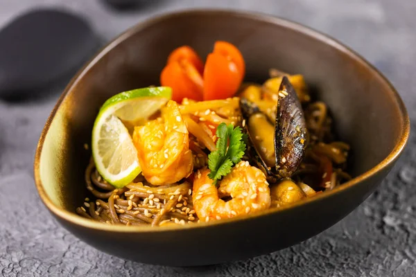 Udon Smažené Nudle Kuřetem Zeleninou Asijská Kuchyně — Stock fotografie