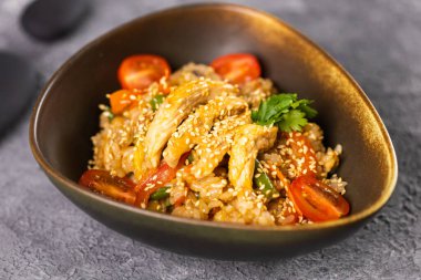 Tavuk ve sebzeli kızarmış erişte. Asya mutfağı