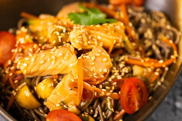 Udon Smažené Nudle Kuřetem Zeleninou Asijská Kuchyně — Stock fotografie