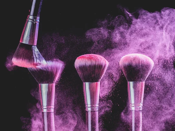 Cosmetica Borstel Explosie Kleurrijke Make Poeder Achtergrond Schoonheid Make Product — Stockfoto