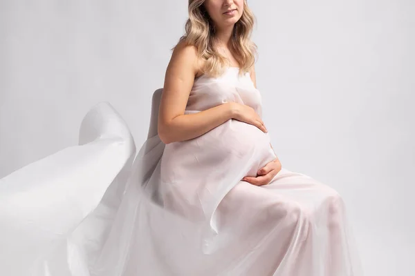 Mujer Joven Embarazada Elegante Pie Usando Tela Blanca Voladora Embarazo — Foto de Stock