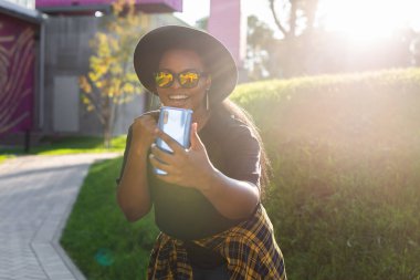 Şehirde telefonla konuşan Afrikalı Amerikalı kadın - iletişim.