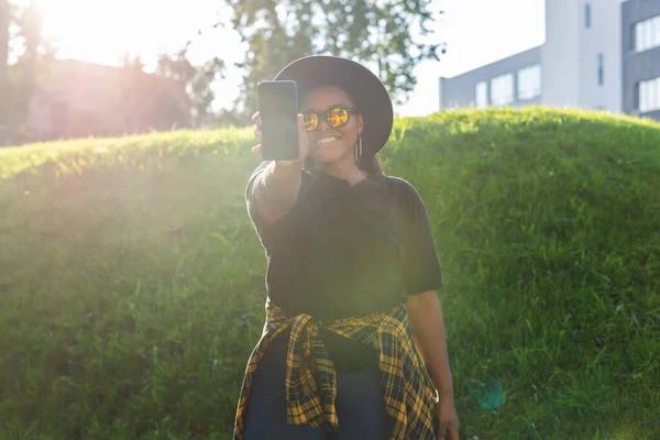 도시에서 핸드폰으로 통화하는 아프리카 미국인젊은 여성의 클로즈업 — 스톡 사진