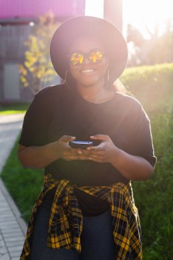 Şehirde telefonla konuşan Afrikalı Amerikalı kadın - iletişim.