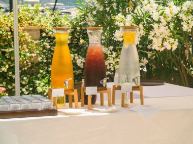 Açık hava düğününde yaz içkileri ve etkinlik konsepti