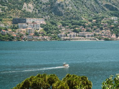 Karadağ 'da güzel bir yaz gününde Kotor - yaz tatili ve deniz tatili
