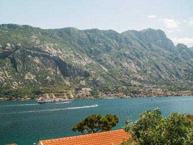 Kotor Körfezi Karadağ 'ın panoramik hava manzarası - yaz tatili ve deniz tatili