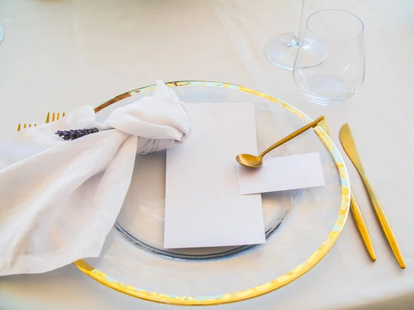 招待カードとオリーブの枝トップビューで飾られた磁器プレートと結婚テーブルの場所 正方形の空白の紙カードフラットレイとエレガントな現代的なテンプレート 地中海のモックアップ コピースペース — ストック写真