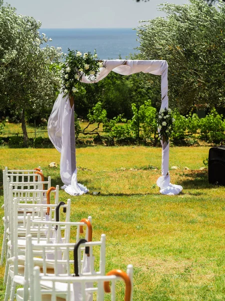 Свадьба Свадебной Аркой Стульями Гостей Открытом Воздухе — стоковое фото