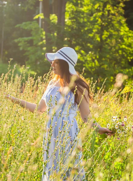 Счастливая Молодая Женщина Длинными Волосами Шляпе Платье Тянет Руки Растениям — стоковое фото