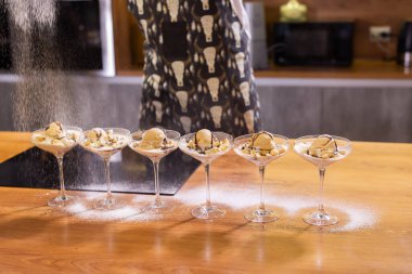 Çikolata ve fındıklı çilekli tatlı ve cam kasede waffle krakeri.