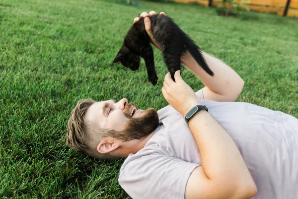 Man Med Liten Kattunge Liggande Och Leker Gräs Vänskap Älskar — Stockfoto