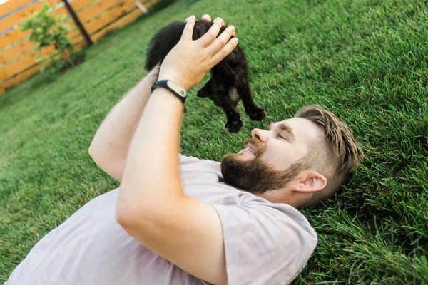 Man Met Klein Katje Liggen Spelen Gras Vriendschap Liefde Dieren — Stockfoto