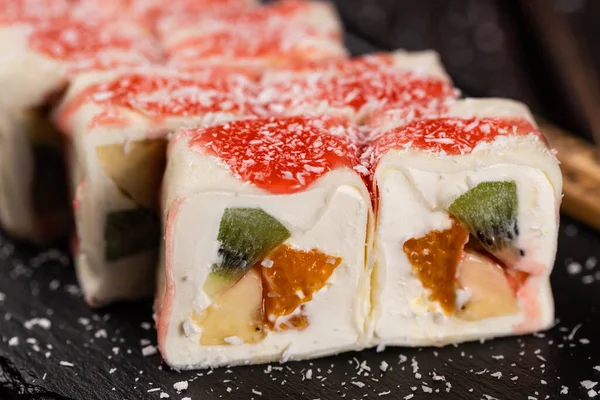 Азиатский Десерт Суши Маки Ролл Фруктами Сливочным Сыром — стоковое фото