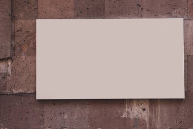 AVM binasının duvarında fotokopi alanı olan açık hava reklamları.