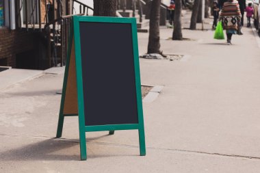 Özel menü duyuru tahtası. Menü restoranı ve kafe karşılama sehpası. Kopya alanı ve kırpma yolu ile hoş geldin sehpası..