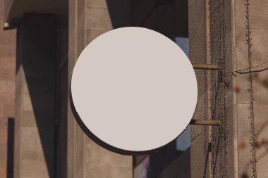 Boş ahşap duvarda sokak mağazası şablonunun daire modeli