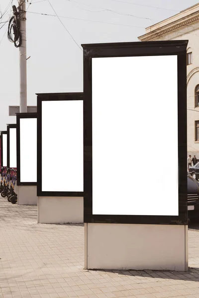 Leere Attrappe Von Vertikalen Plakatwänden Auf Dem Hintergrund Der Stadt — Stockfoto