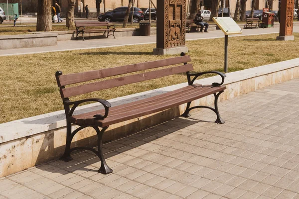 公園の新しい近代的なベンチ 屋外都市建築 木製の屋外椅子 都市公共家具空の板シート レクリエーションエリアの快適なベンチ — ストック写真
