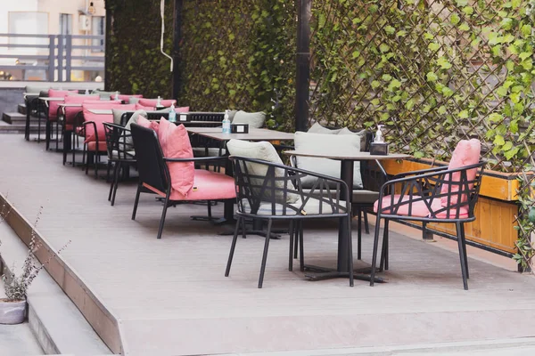 Şehir Sokağındaki Kafe Masası Sandalyeler Yazlık Restoran Açık Kahve Dükkanı — Stok fotoğraf
