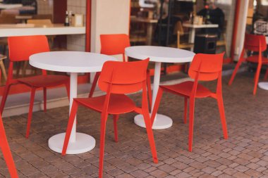 Şehir sokağındaki kafe masası ve sandalyeler - Yazlık restoran ve açık kahve dükkanı