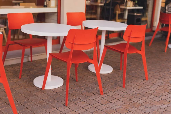 Masaları Sandalyeleri Olan Boş Bir Kafe Kafe Restoranının Dışı Sokağın — Stok fotoğraf