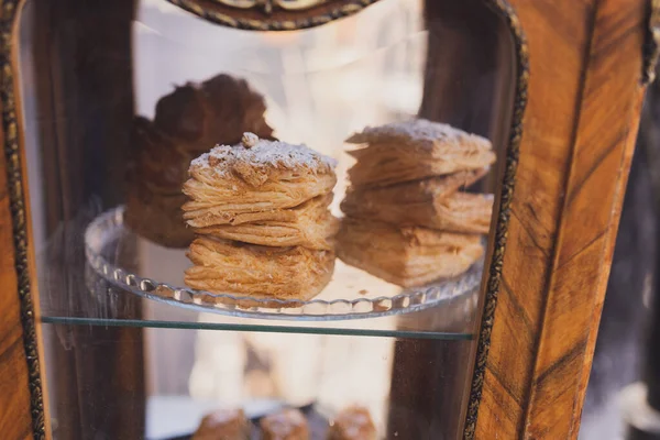 在咖啡店或面包店的橱窗里 松饼面包卷撒满了糖粉 自制烘焙产品 — 图库照片
