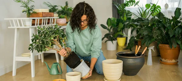 Smiling Young Woman Pot Plant Happy Work Indoor Garden Cozy — 图库照片