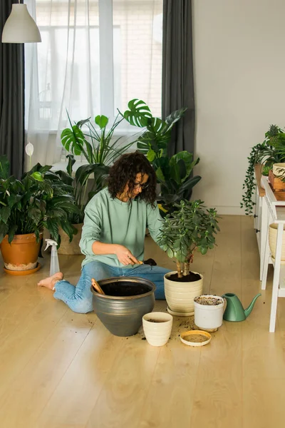 Smiling Young Woman Pot Plant Happy Work Indoor Garden Cozy — Stock fotografie