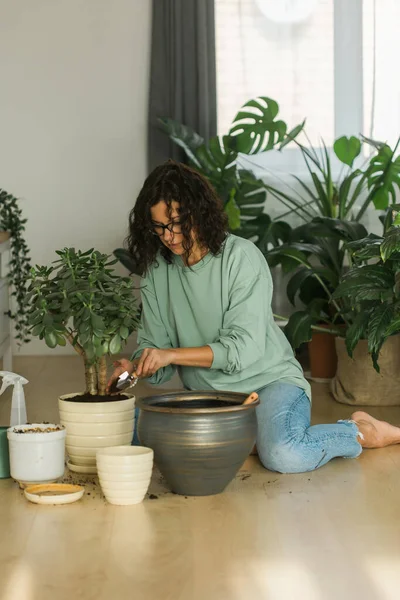Smiling Young Woman Pot Plant Happy Work Indoor Garden Cozy — 图库照片