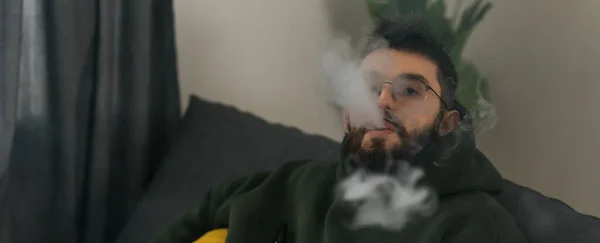 Homem Barbudo Está Fumando Narguilé Casa Soprando Nuvem Fumaça Tempo — Fotografia de Stock