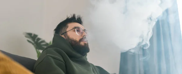 Γενειοφόρος Άνθρωπος Είναι Κάπνισμα Hookah Στο Σπίτι Και Φυσάει Σύννεφο — Φωτογραφία Αρχείου