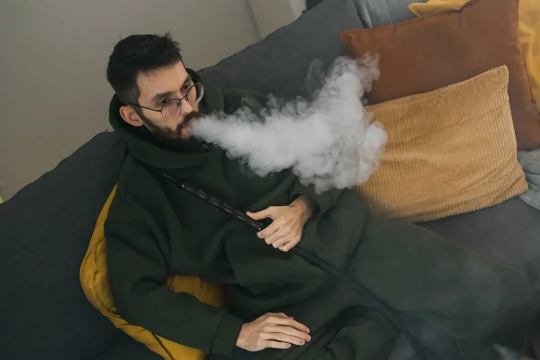 Homem Barbudo Millennial Gen Fumar Narguilé Enquanto Relaxa Sofá Casa — Fotografia de Stock