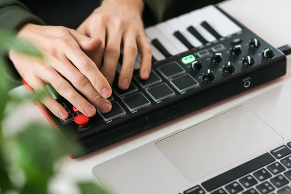Vista Dall Alto Del Produttore Musicale Arrangiatore Utilizzando Laptop Tastiera — Foto Stock
