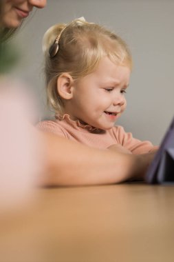 İşitme cihazı olan sağır çocuk koklear implant - Duyma cihazı ve tıbbın teknoloji ve çeşitliliği geliştirmesi