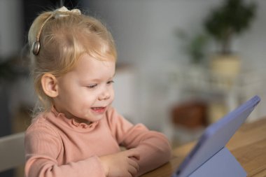 İşitme cihazı olan sağır çocuk koklear implant - Duyma cihazı ve tıbbın teknoloji ve çeşitliliği geliştirmesi