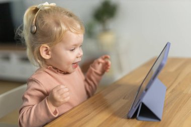 İşitme cihazı olan sağır çocuk koklear implant - Duyma cihazı ve tıbbın teknoloji ve çeşitliliği geliştirmesi