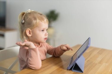 İşitme cihazı olan sağır çocuk koklear implant - Duyma cihazı ve tıbbın teknoloji ve çeşitliliği geliştirmesi