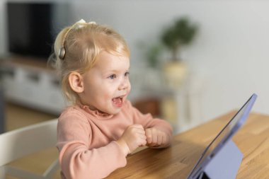 İşitme cihazı olan sağır çocuk koklear implant - Duyma cihazı ve tıbbın teknoloji ve çeşitliliği geliştirmesi