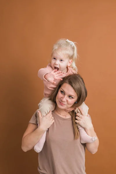 Anak Perempuan Tuli Dengan Implan Koklea Yang Belajar Untuk Mendengar — Stok Foto
