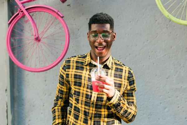 若い陽気なアフリカ系アメリカ人男性がカクテルを楽しみながら開催しています 夏休みの男 レジャーライフスタイルの休日や夏の飲み物のコンセプト — ストック写真
