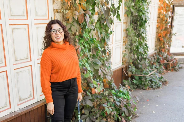 Stijlvolle Jonge Vrouw Met Oranje Sweater Bril Portret Van Een — Stockfoto