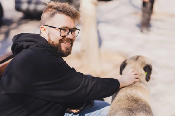 ホームレスの犬を撫で男 ペットとストリート犬 — ストック写真
