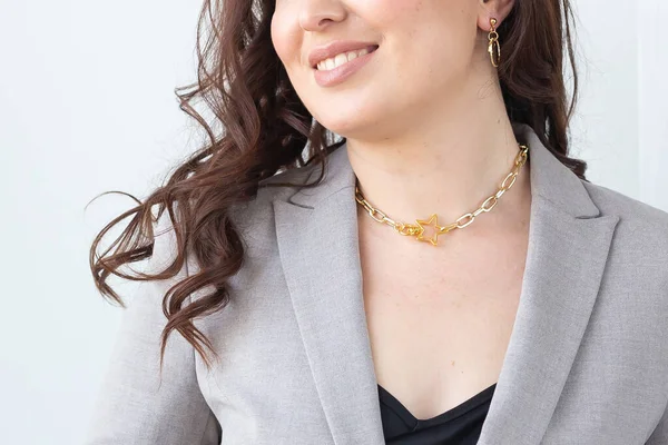 Primer Plano Atractivo Modelo Femenino Cruz Collar Plata Mujer Con — Foto de Stock