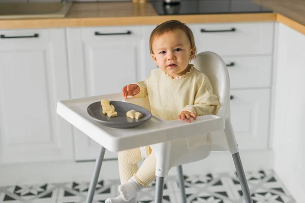 Menino Sentado Cadeira Bebê Comendo Cenoura Fundo Cozinha Alimentação Bebê — Fotografia de Stock