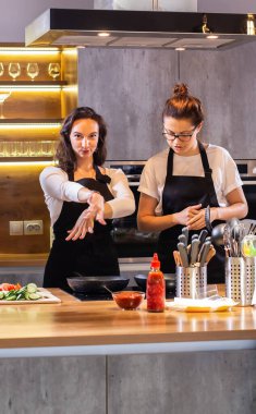 İki profesyonel şefler büyük mutfak gıda hazırlama