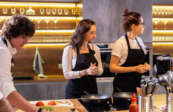 Zwei Professionelle Köche Bereiten Essen Der Großküche — Stockfoto