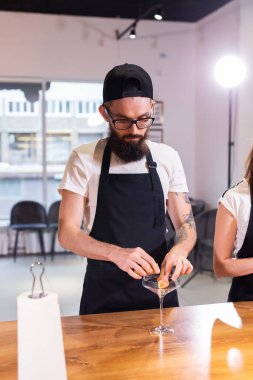 Cam kavanozlarda pişirme işleminde ev yapımı tiramisu. Geleneksel pişmemiş İtalyan tatlıları. Kahve ve kremalı pasta konsepti.