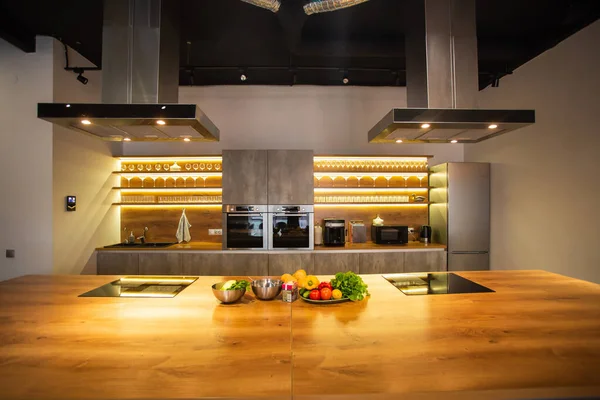 Moderní Minimalismus Styl Kuchyně Novém Luxusním Domě Skříně Nerezové Spotřebiče — Stock fotografie